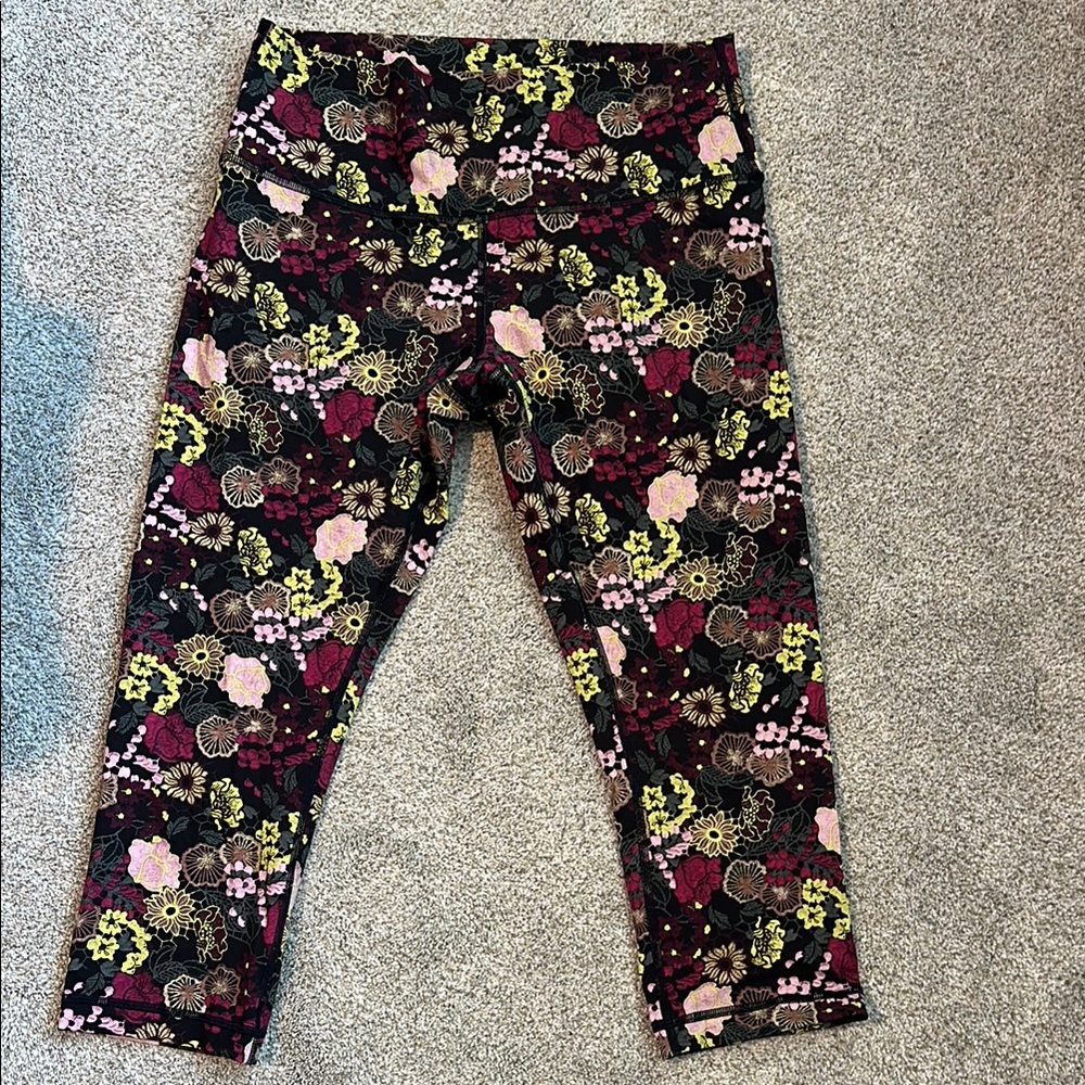 Lululemon Wunder Under Crop Black and Pink Floral Capri Pants Like New Condition